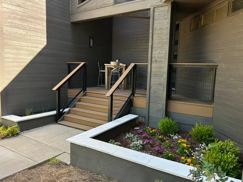 Entry stairs and landing with hog wire railing